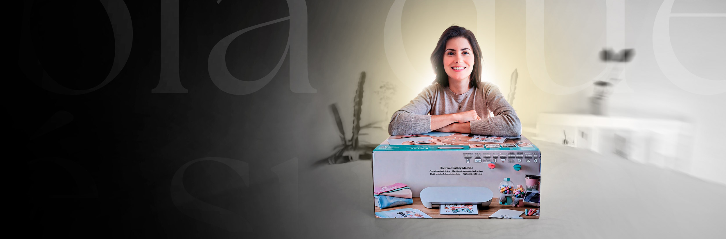 Ambiente de trabalho de uma crafter, com plotter de recorte Silhouette e materiais de adesivo de parede sobre a mesa